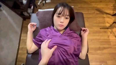 Even though she has a boyfriend, this perverted girl chiropractor likes the scent of spears in front of her, and finishes up gargling the perspiring manmeat of a member of the track and realm club while providing him a massage.